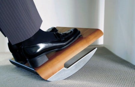 Footrests help to reduce swelling and discomfort in the lower legs during prolonged periods of sitting.