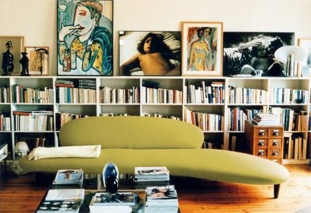 Isamu Noguchi's predilection for sculptural lines are present in his Freeform Sofa and Ottoman, the shapes of which are reminiscent of river pebbles. Noguchi himself described his design as "soft rock". Thanks to its organic shape and the natural tones of its upholstery fabric the sofa has a light, elegant feel in shades of Greenery.