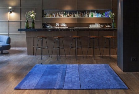 Neri & Hu takes inspiration from the tile patterns of Shanghai streets, a place where life literally happens. The name of the collection corresponds to Jie, the Chinese character that embodies the essence of a city: the constant movement, dynamism and frenetic activity. "The character "Jie" is made up of a radical and a phonetic character. The ancient ideograms of the Chinese Jie character depicts on one side the street as an intersection, evoking "life" at the crossroads, while the center portion of the character is made up of two "earth" characters whose ideogram shows a clay on potter’s wheel... a connection to the ceramic colors used by Neri&Hu in the series.", according to Neri & Hu. The result is an eclectic hand-tufted rug presenting different pile heights and finishes, made of 100% New wool.
