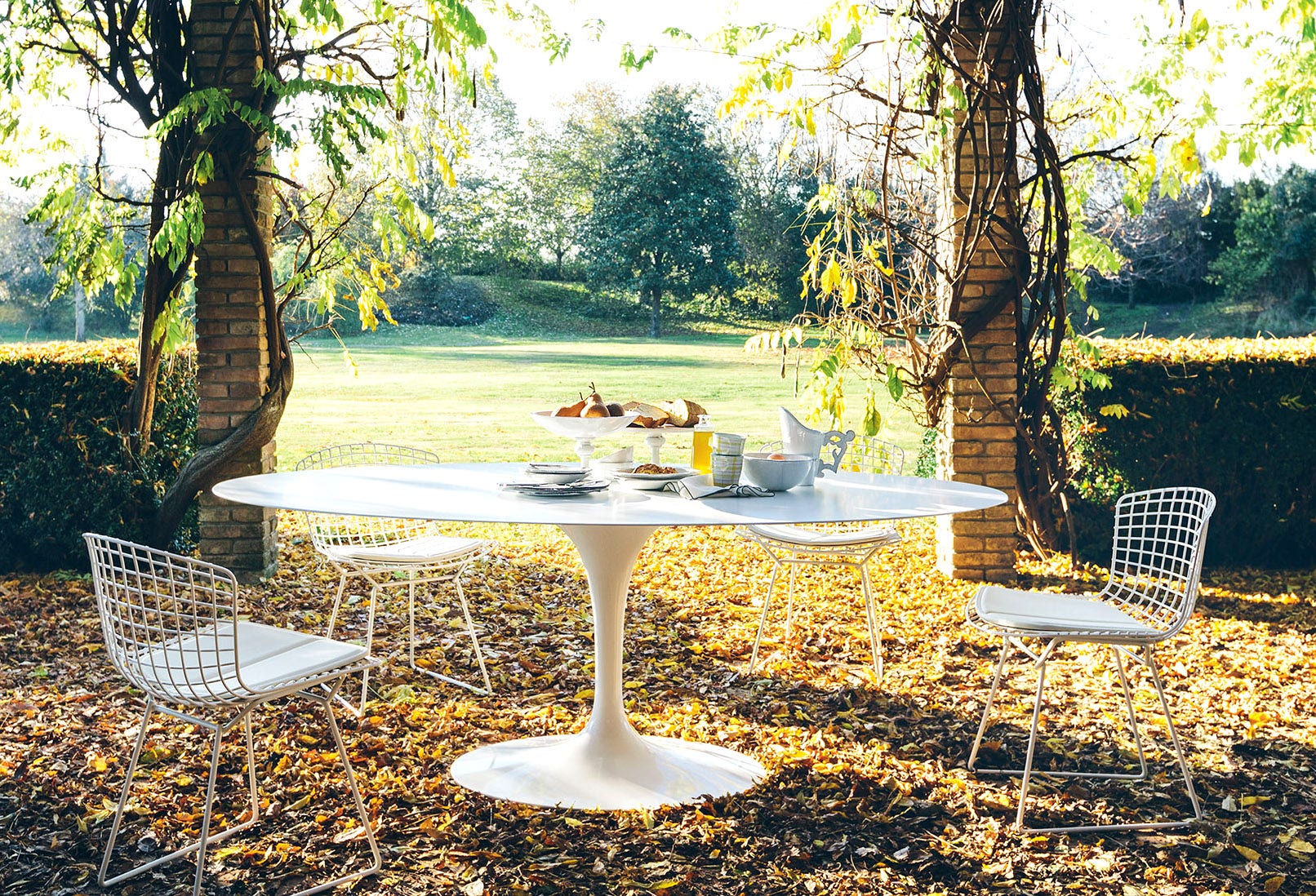 Saarinen Medium Oval Dining Table Outdoor - Thumbnail 4