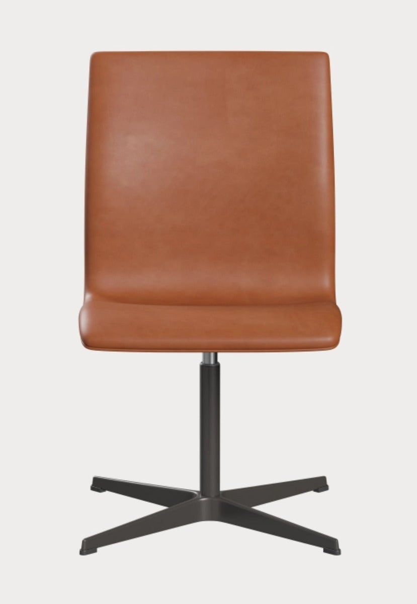 Fritz Hansen Oxford 4-Star Low Back Chair, Fixed Seat Height with Toes