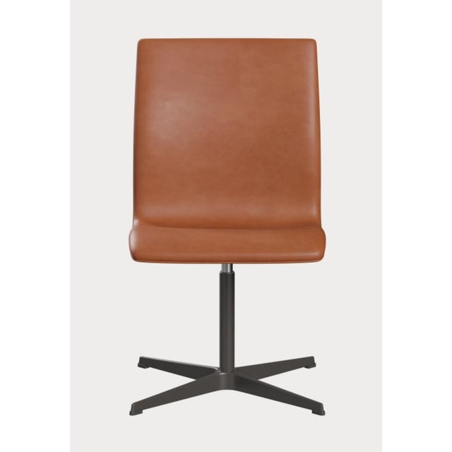 Fritz Hansen Oxford 4-Star Low Back Chair, Fixed Seat Height with Toes