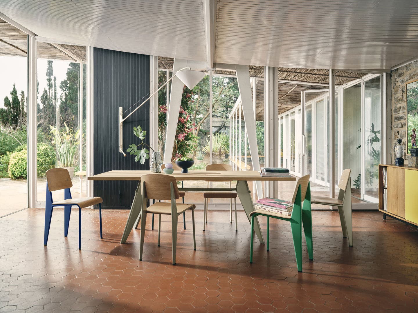 8563506_Maison_Dollander_Dining_EM_Table_Standard_Potence_Abat-Jour_Conique_no_models_CC_2023_v_fullbleed_1440x